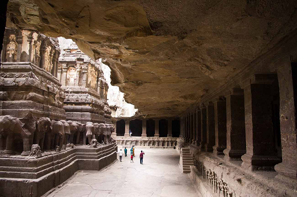 Điều khiến cho ngôi đền Kailasa trở nên nổi tiếng nằm ở toàn bộ công trình khổng lồ này được tạo ra bởi quá trình tạc một khối đá duy nhất ẩn trong lòng đất. Theo ghi chép, kỹ thuật dùng để xây dựng nơi này được gọi là “khắc từ đá tảng”.