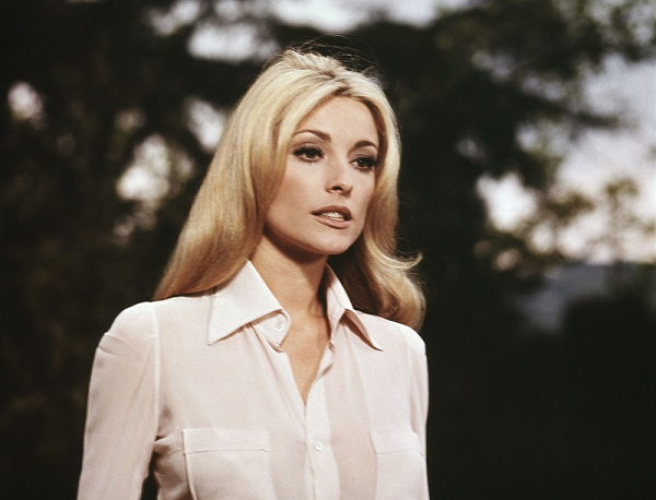 Nữ diễn viên Sharon Tate đã từng khẳng định nhìn thấy thi thể của mình chết tại cầu thang. Ba năm sau, nữ diễn viên bị đâm cho đến chết. Một số báo cáo hiện trường cho biết cô bị treo cổ từ mái nhà trong phòng khách. Ngôi nhà nơi xảy ra án mạng chỉ cách 1,8 km từ chỗ cô đã có những dự cảm ma quái.