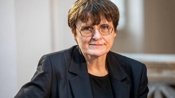 1. Nhà khoa học người Mỹ gốc Hungary Katalin Kariko đã trở thành người hùng của cả thế giới, khi công nghệ vật liệu di truyền ARN do bà nghiên cứu được phát triển thành vắc xin COVID-19 như Pfizer.
