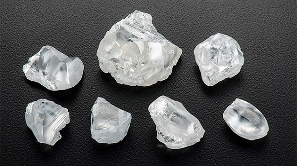 Chúng ta có thể đi, đứng bên trên một lớp đệm kim cương cực dày mỗi ngày. Tin buồn là không thể cầm xẻng đi đào lên bởi chúng nằm sâu tới 145-240 km bên dưới mặt đất.
