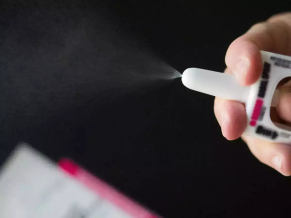 Ngược lại, vắc xin xịt mũi có hiệu lực mạnh tại mũi. Virus SARS-CoV-2 là chủng virus đường hô hấp nên tạo phản ứng kháng thể tại mũi chắc chắn là giải pháp tốt hơn.