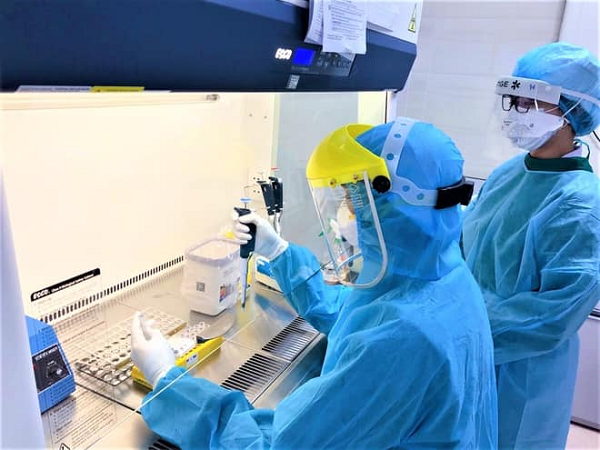 Vũ khí tiếp theo là các biện pháp y tế cộng đồng để ngăn chặn sự lây lan của virus SARS-CoV-2. Nhiều quốc gia đã thực hiện hiệu quả các biện pháp phòng dịch như xét nghiệm diện rộng, truy vết tiếp xúc, kiểm soát chặt chẽ biên giới và yêu cầu cách ly đối với người nhập cảnh.