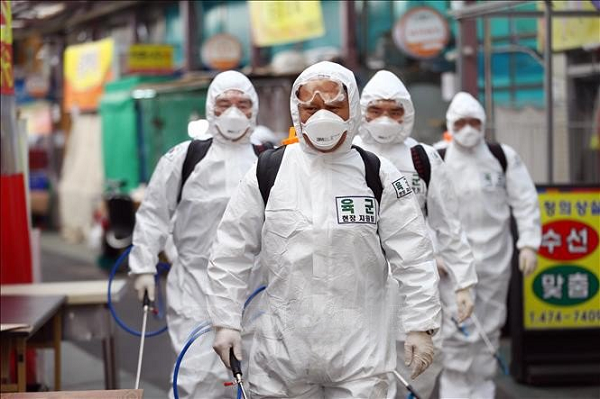Nếu có thể kết hợp 4 vũ khí gồm vắc xin, thuốc kháng virus, các biện pháp y tế cộng đồng và sự hợp tác toàn cầu cùng với nhau thì có thể ngăn chặn đại dịch COVID-19 và đưa cuộc sống trở lại trạng thái bình thường.