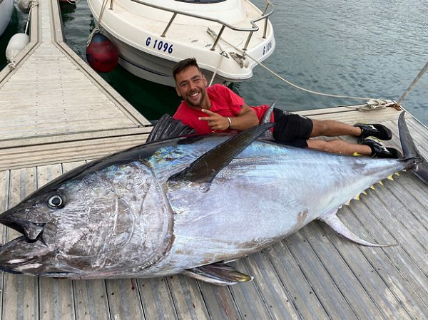 Vừa qua, 3 người câu cá là Kyle Cavilla, Gareth Valarino và Shawn Desoisa, sống tại Gibraltar đã bắt được con cá ngừ vây xanh với cân nặng cực khủng - 323 kg.