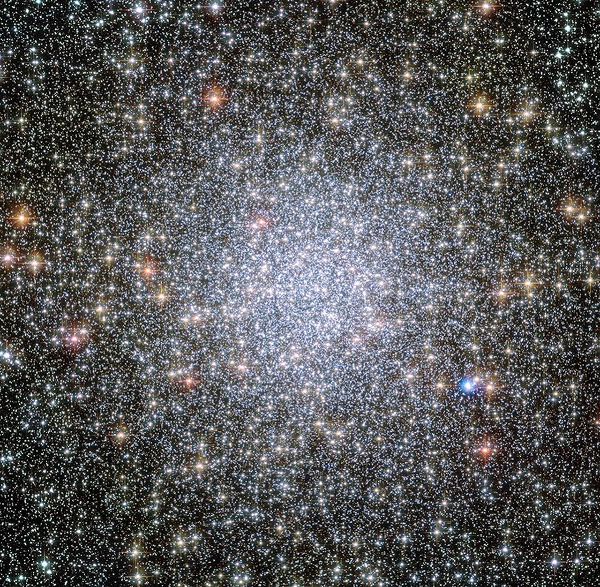 Cụm các ngôi sao tụ vào dạng hình cầu như thế này được đặt tên là NGC 104, hay còn gọi với cái tên 47 Tucanae, thuộc chòm sao Tucana (Chim Tu-căn).