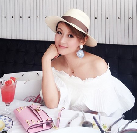 “Nhái cho vui” là trào lưu đang được nhiều nhãn hiệu thời trang châu Á lăng xê. Họ bắt chước và sản xuất dựa trên những món đồ thời trang mang tính biểu tượng như túi Chanel Boy, Hermes Kelly, Hermes Birkin nhưng có cách biến tấu lạ mắt. Tất nhiên, đặt lên bàn cân với nguyên mẫu thì chất lượng bản nhái không thể so sánh được, nhưng chúng lại có vẻ ngoài rất hấp dẫn và vô cùng thú vị.