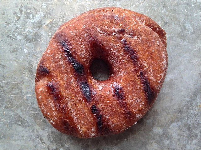 Donut. Donut là một loại bánh nướng có lõi tròn ở giữa với thành phần chính là bột, trên mặt bánh có một lớp caramen mỏng. Ngoài ra, donut có rất nhiều cách biến tấu như phủ sô cô la, kem lên trên hay cho các loại nước ép trái cây vào bột trước khi nướng.