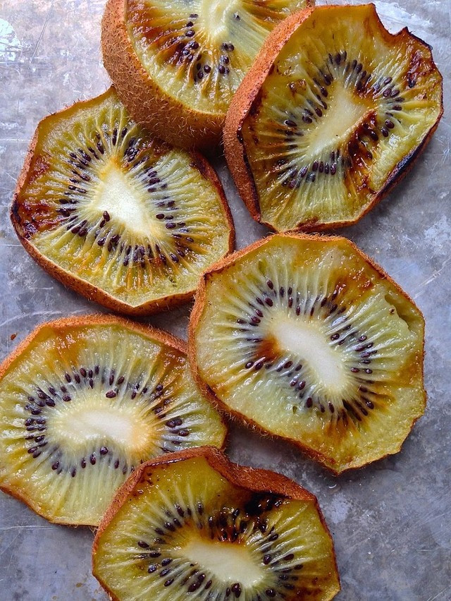 Kiwi. Kiwi cắt lát mỏng, giữ lớp vỏ bên ngoài, cho thêm một lớp dầu ô liu, chút tiêu và muối. Nếu thích, bạn có thể thêm kem vani trước khi nướng.