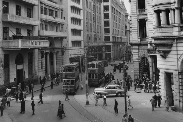 Những xe buýt công cộng trên đường Des Voeux, Central, Hồng Kông. Vào khoảng thời gian từ năm 1890 đến 1904, việc lấn biển đã giúp Central có diện tích 57 mẫu Anh. Đường Des Voeux đã trở thành một trong những con phố chính của khu mới thành lập.