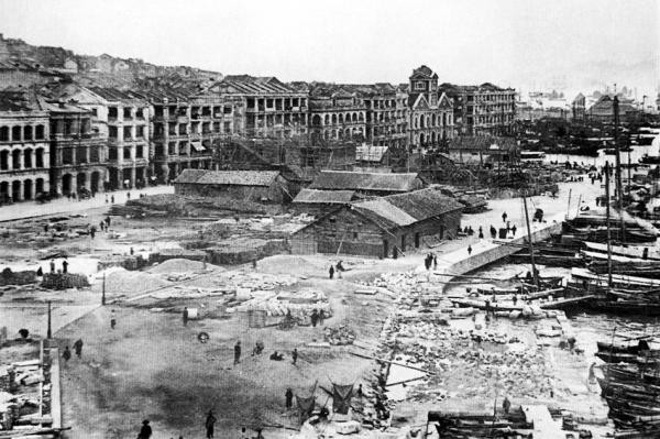 Từ lâu, khu vực Central phần lớn là các làng chài, sỏi đá và đồi dốc. Năm 1851, cuộc khởi nghĩa Thái Bình Thiên Quốc nổ ra, rất nhiều người Quảng Tây đã chạy nạn đến Hồng Kông. Đất đai chật chội không thể đáp ứng được số lượng dân số tăng vọt, vì thế, khu vực Central bắt đầu tiến hành hoạt động lấn biển. Trong ảnh ghi lại hoạt động lấn biển vào năm 1890. Khu vực này chính là đường Can Nặc (Connaught Road) ngày nay.