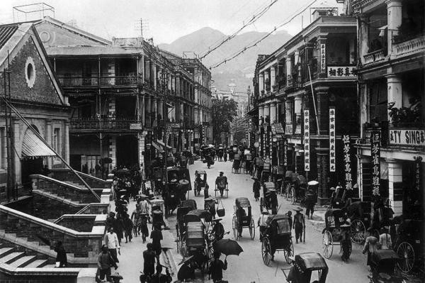 Năm 1841, chính quyền Hồng Kông đã cho xây dựng con đường lớn đầu tiên theo phong cách phương Tây ở khu Central. Tháng 2/1842, con đường này chính thức thông xe. Đây chính là công trình lấn biển đầu tiên của Hồng Kông. Con đường được đặt tên là “Queen's Road” nhằm tỏ lòng tôn kính đối với nữ hoàng Victoria của nước Anh thời bấy giờ. Trong ảnh chính là Queen's Road chụp vào năm 1895.