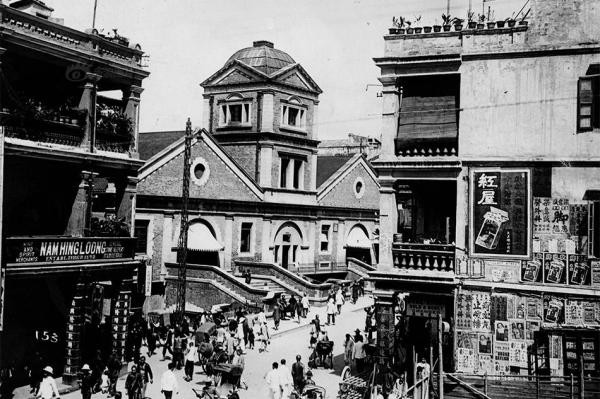 Tiền thân của trung tâm thương mại Central chính là khu chợ Quảng Châu, nằm ở nơi giao cắt giữa đường Queen's Road và đường Gia Hàm (Graham Street) do những người Hoa đầu tiên sống ở khu vực này mở ra. Đây cũng chính là điểm giao thương và giao lưu văn hóa giữa Trung Quốc và các nước phương Tây. Trung tâm thương mại Central hoạt động đến tháng 3/2003 thì ngừng. Trong ảnh là trung tâm thương mại Central được chụp vào năm 1920.
