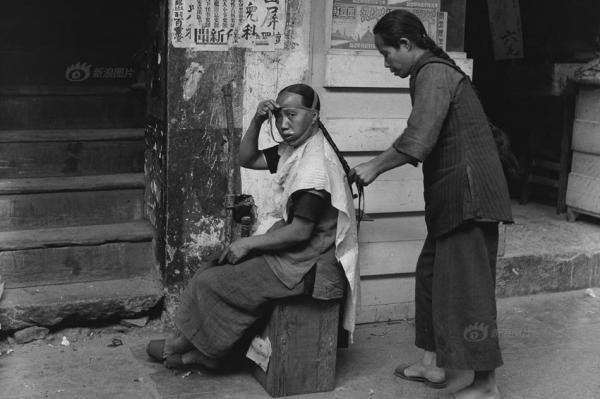 Một nhân viên làm đẹp đang làm tóc cho khách