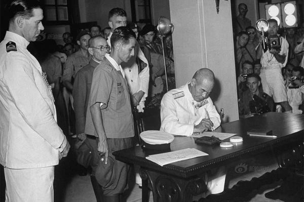 Sau 3 năm 8 tháng, vào ngày 16/9/1945 Trung Hoa dân quốc, Anh và đại diện Nhật Bản là tổng đốc Hồng Kông đã ký kết hiệp ước đầu hàng. Hồng Kông chính thức bước sang trang mới. Trong ảnh là đại diện đế quốc Nhật đang ký hiệp ước đầu hàng.