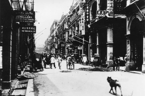 Khu Central Hồng Kông trở thành vùng đất phát triển về kinh tế, chính trị, văn hóa, giáo dục, tôn giáo của Hồng Kông kể từ sau khi mở cửa khẩu thông thương với bên ngoài. Hơn 100 năm qua, Central đã chứng kiến chế độ thực dân của Hồng Kông bao gồm cả sự phát triển khi quay về với Trung Quốc. Năm 1841 quân đội Anh chiếm đóng Hồng Kông. Năm 1842, “Hiệp ước Nam Kinh” đã cắt Hồng Kông cho Anh. Từ đó Hồng Kông trở thành thuộc địa của chủ nghĩa thực dân. Con phố Hollywood chính là một đại lộ phát triển nhất của Hồng Kông sau khi mở cửa. Trong ảnh là đại lộ Hollywood năm 1890.