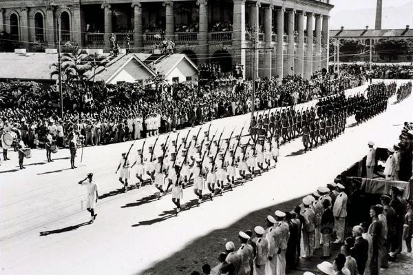 Sau khi quân Nhật đầu hàng, tháng 10/1945, quân đội Anh đóng tại cảng đã tiến hành diễu hành ăn mừng chiến thắng.