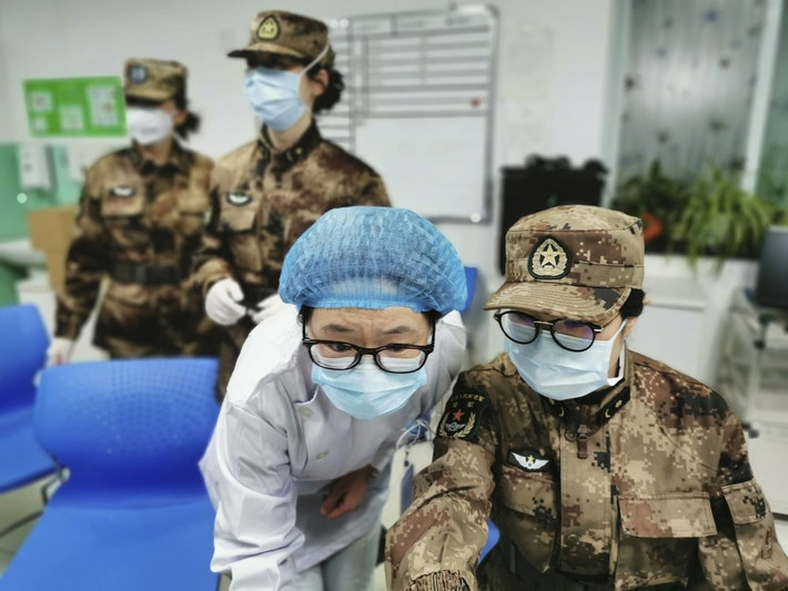Với sự hỗ trợ của quân đội, các nhân viên y tế trong thành phố Vũ Hán đã được giảm tải rất nhiều. Tuy nhiên các bệnh viện bên trong thành phố đều quá tải, bệnh nhân được đặt la liệt ngoài hành lang và dẫn đến nguy cơ mất vệ sinh. Nguồn ảnh: QQ.