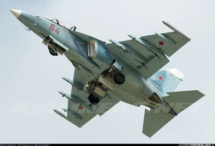 Sở dĩ có nhận định trên bởi chiếc Yak-130 mô phỏng được gần như hoàn hảo các bài bay của tiêm kích Su-27/30, ngoài ra nó còn được trang bị radar dẫn bắn đa năng để điều khiển các loại tên lửa không đối không và không đối đất hiện đại.
