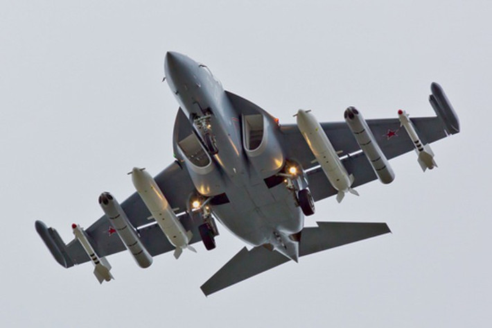 Nhưng bên cạnh đó, theo ý kiến của nhiều chuyên gia quân sự quốc tế, Việt Nam mua Yak-130 với số lượng lớn không chỉ nhằm mục đích nâng cao chất lượng đào tạo phi công lái Su-27SK và Su-30MK2 mà còn hướng đến tham vọng xa hơn.