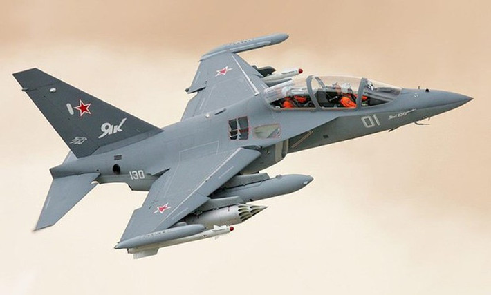 Bên cạnh đó, Yak-130 còn có thể đóng vai trò tiêm kích phòng không tuần tra không phận hoặc cường kích tấn công mặt đất hạng nhẹ, nhất là khi nó có giá thành hoạt động rất rẻ.