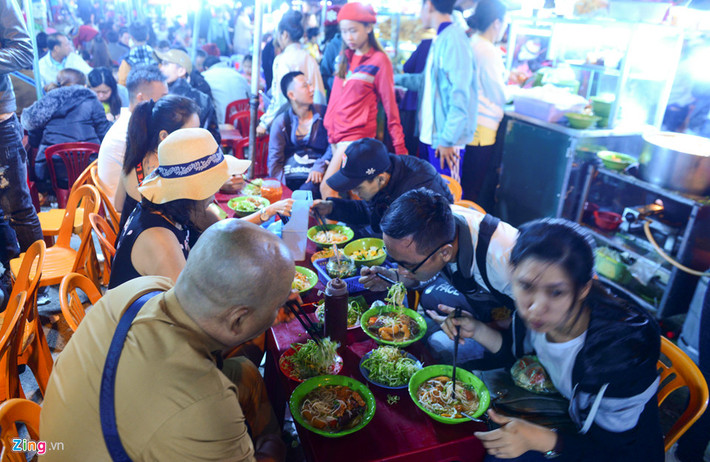 Các quầy hàng ăn uống nơi đây vẫn giữ giá như ngày thường.