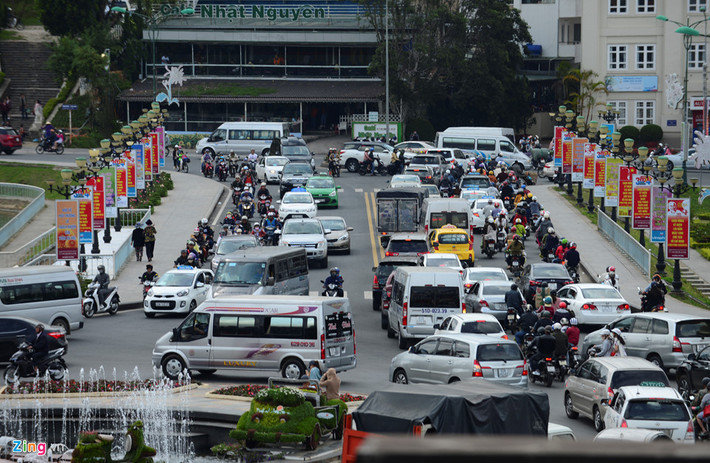 Ghi nhận tại khu vực trung tâm Đà Lạt, vào ban ngày, khu vực này thông thoáng, người dân tập trung vui chơi ở các quầy, quán nước. Buổi trưa khu Hồ Xuân Hương (đoạn Trần Quốc Toản) phương tiện ùn ứ nhẹ, nhiệt độ khoảng 18 độ C thích hợp để mọi người nghỉ mát.
