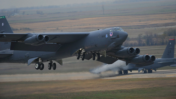 Về lý thuyết thì B-52 phiên bản B-52H không thể đối mặt được với hệ thống phòng không của Nga ở mọi tầng, tuy nhiên loại máy bay này lại có thể mang được một loạt các loại tên lửa hành trình có thể triển khai được từ tầm xa, không nhất thiết phải bay trên đầu mục tiêu như trước đây. Nguồn ảnh: Aviation.