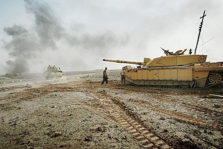 Chiếc Challenger 2 duy nhất từng bị tiêu diệt trong chiến đấu có nguyên do là bị bắn nhầm bởi... chính một chiếc Challenger 2 khác. Sự việc xảy ra vào ngày 25/3/2003, khi mà mọi loại vũ khí chống tăng bất lực trước Challenger 2 thì chính bản thân một chiếc Challenger 2 chỉ cần một phát bắn duy nhất để tiêu diệt đồng đội của mình. Nguồn ảnh: Challenger.