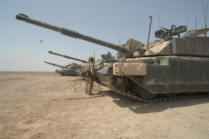 Một báo cáo ghi nhận, xe tăng Challenger 2 của Anh từng dính tới 14 quả đạn chống tăng ở cự ly gần, bao gồm cả tên lửa chống tăng MILAN. Kết quả là chiếc Challenger vẫn không bị hạ, được kéo về và sửa chữa lại ngay sau đó, kíp lái hoàn toàn an toàn. Nguồn ảnh: Challenger.