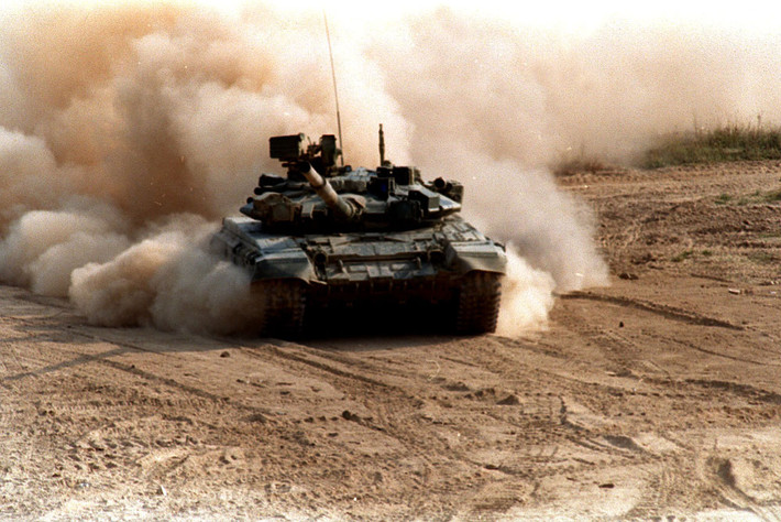Hiện tại không chỉ có T-90 của Nga mà cả T-80, T-72, T-67 và thậm chí là T-55M6 cũng đang sử dụng loại pháo này. Ngoài ra còn có Croatia, Iran, Iraq, Triều Tiên, Ba Lan, Ukraine và nhiều quốc gia khác cũng đang sử dụng khẩu pháo này trên các xe tăng chủ lực tự sản xuất. Nguồn ảnh: Warzone.