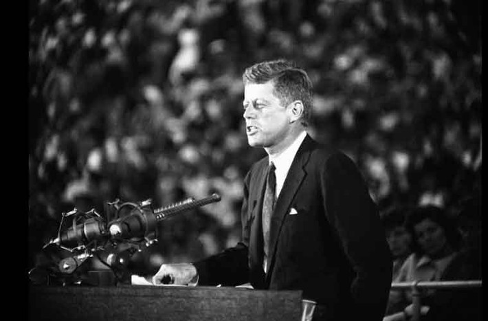 Thượng nghị sỹ John F.Kennedy trở thành ứng viên tổng thống của Đảng Dân chủ trong đại hội toàn quốc của đảng ở Los Angeles hồi tháng 7/1960.