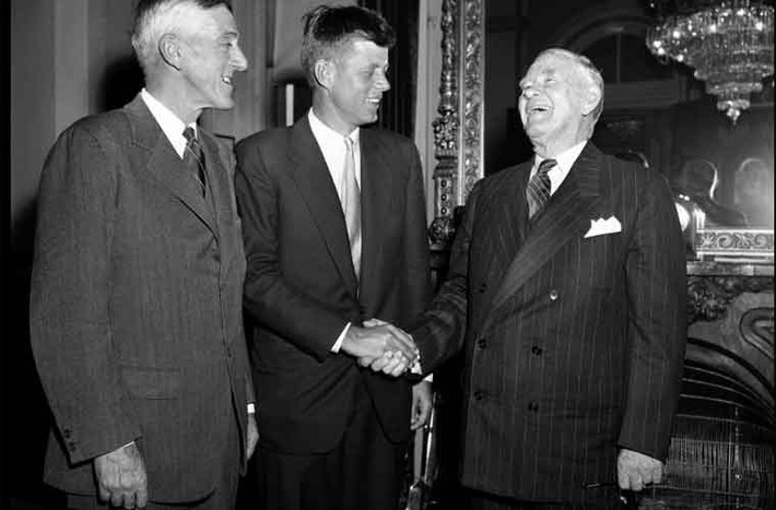 Nam thanh niên thuộc gia tộc Kennedy bắt đầu gia nhập chính trường sau Chiến tranh Thế giới 2. Đầu tiên, anh bắt đầu làm Hạ viện. Năm 1952, John F.Kennedy được bầu làm Thượng nghị sỹ bang Massachusetts.