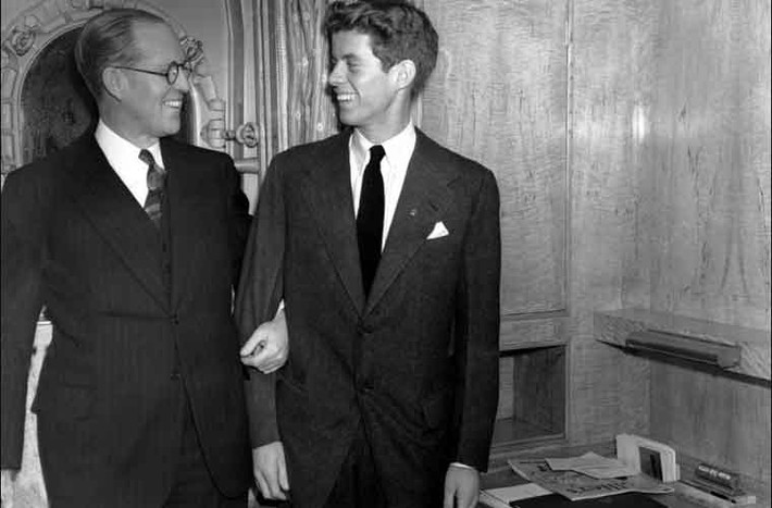 Cùng năm đó, ông Joseph P. Kennedy (trái), lúc đó là Đại sứ Mỹ tại Anh, đứng chụp hình cùng con trai là John F.Kennedy.