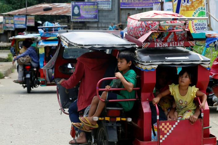Người dân ở Marawi cũng lũ lượt rời nơi này để tránh thương vong gây ra do các cuộc đụng độ giữa quân đội và nhóm khủng bố Maute.