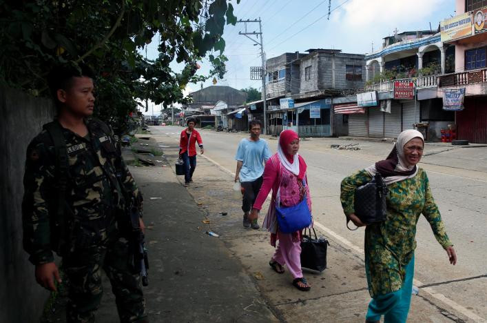Cảnh dân chúng lũ lượt rời Marawi.