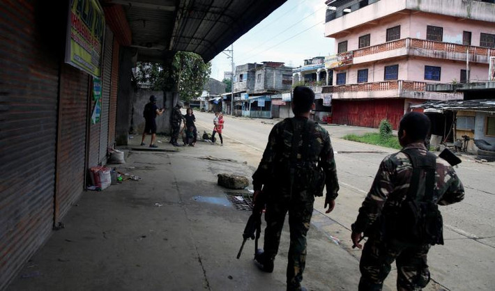 Hai binh sỹ tham gia đợt tấn công nhóm phiến quân Maute đang tuần tra ở Marawi. (Nguồn ảnh Reuters)