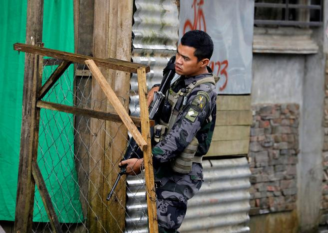 Binh lính Philippines đang đi tuần tra dọc con đường vắng người ở Marawi ngày 27/5.