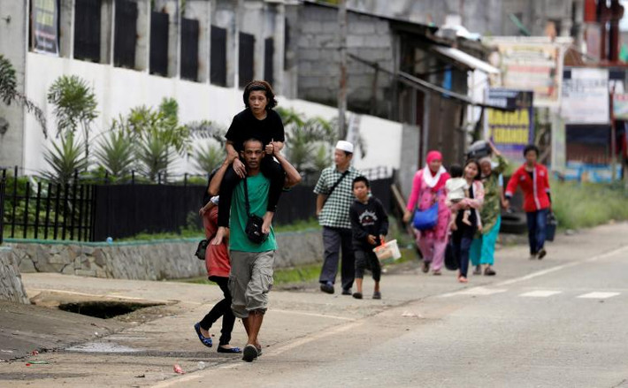 Cảnh dân chạy sơ tán ở Marawi ngày 27/5.