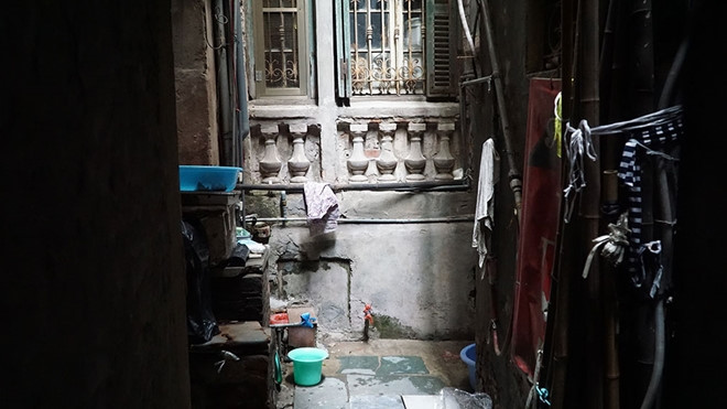 Phần thông thoáng nhất là khoảng sân chung cuối ngõ.