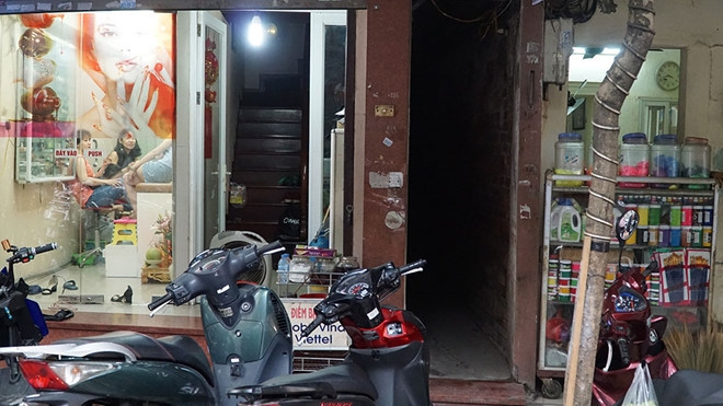 Nhìn từ bên ngoài con ngõ hẹp nhất Hà Nội trông như một khe hở giữa hai tòa nhà.