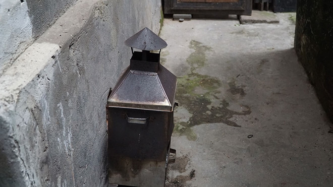 Ngõ chật, nhưng vẫn được sử dụng tối đa vì người dân ở đây không có lựa chọn. Trong ảnh một lò đốt vàng mã của người dân trong ngõ 14 phố Ngõ Gạch.