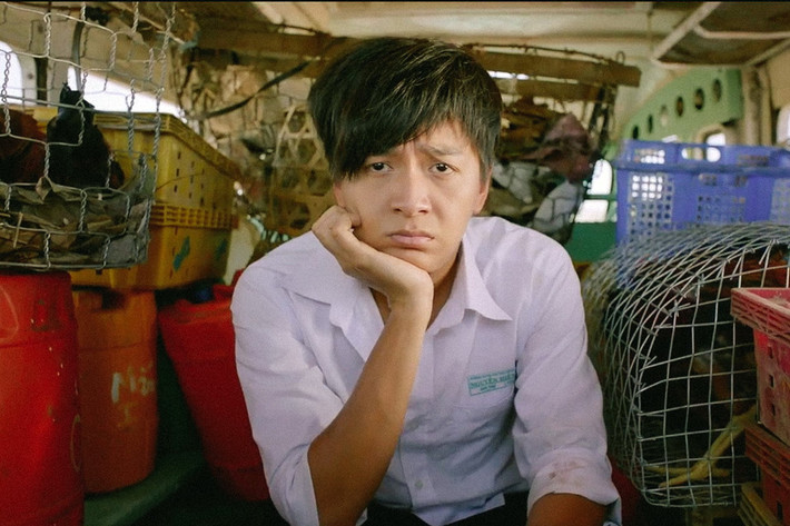 Ngô Kiến Huy: Với gương mặt dễ ưa, “chàng Bắp” được biết tới qua nhiều vai trò khác nhau như ca sĩ, diễn viên, MC. Tuy nhiên, sự nghiệp điện ảnh của Ngô Kiến Huy thực sự bắt đầu từ năm 2015. Đầu năm, anh tham gia dự án hành động Siêu nhân X. của đạo diễn Nguyễn Quang Dũng. Còn cuối năm, tài tử đóng chung với Miu Lê trong bộ phim có doanh thu lên tới hơn 100 tỷ đồng là Em là bà nội của anh. Kể từ thành công ấy, Ngô Kiến Huy rất bén duyên với các bộ phim của CJ E&M. Mới nhất, anh tiếp tục sắm vai chính trong Cô gái đến từ hôm qua (2017) - tác phẩm đạt doanh thu hơn 50 tỷ đồng sau mười ngày trình chiếu. Ngay cuối tháng 8, “chàng Bắp” sẽ xuất hiện cùng Nhã Phương trong Yêu đi, đừng sợ!. Ảnh: CJ E&M.