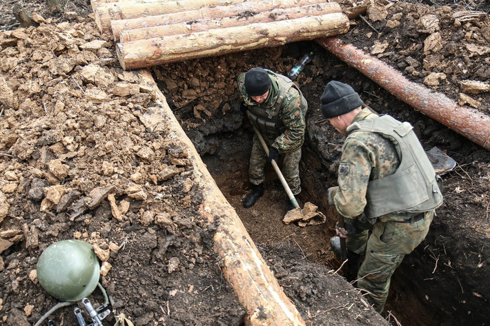 Một căn hầm tiêu chuẩn của Quân đội Ukraine được xây dựng khá công phu với chiều sâu từ 1 mét trở nên. Sở dĩ có chiều sâu lớn như vậy là do thể hình của người Đông Âu khá to lớn. Nguồn ảnh: Daily Mail.
