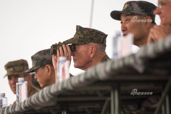 Theo Sina đưa tin cho hay, nhân dịp Tướng Joseph F. Dunford - Tổng tham mưu trưởng Liên quân Mỹ đến thăm Bắc Kinh, phía Trung Quốc đã mời Tướng Dunford đến tham dự một cuộc tập trận của quân đội nước này đang diễn ra tại Thẩm Dương. Được biết đây là một trong số những lần hiếm hoi người đứng đầu Hội đồng Liên quân Mỹ đến thị sát một cuộc tập trận của Quân đội Trung Quốc. Nguồn ảnh: Sina.