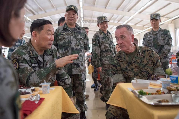 Ông Joseph F. Dunford vui vẻ dùng bữa trưa với các tướng lĩnh Trung Quốc. Nguồn ảnh: Sina.