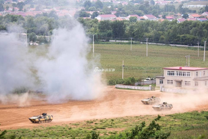 Cuộc diễn tập trên có sự tham gia của khá nhiều các dòng xe thiết giáp chở quân của Trung Quốc, nhưng lại không có sự xuất hiện của các đơn vị xe tăng chiến đấu chủ lự. Nguồn ảnh: Sina.
