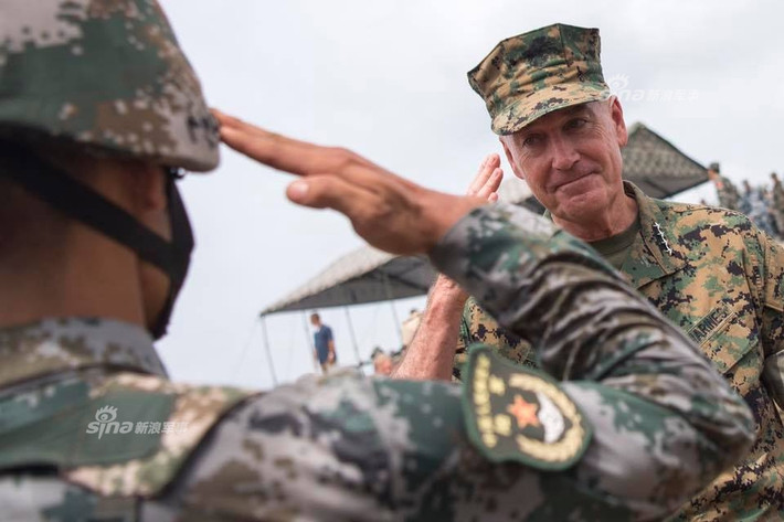 Hình ảnh Tướng Joseph F. Dunford đến chào các binh lính Trung Quốc sau màn thể hiện ấn tượng trong buổi diễn tập. Nguồn ảnh: Sina.