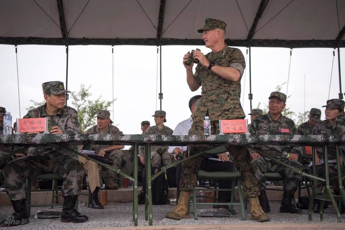 Tướng Joseph F. Dunford thậm chí còn phải đứng thẳng người lên để quan sát rõ hơn cuộc tập trận của phía Trung Quốc. Nguồn ảnh: Sina.