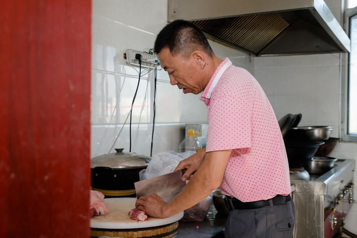 Đầu bếp chuẩn bị bữa tối cho toàn bộ nhân viên của nhà xưởng.