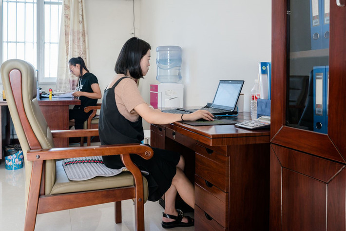 Nơi đây cũng có những nhân viên hành chính, chịu trách nhiệm vận hành nhà xưởng như một công ty hoạt động bình thường. Có khoảng 50 nhân sự làm việc ở đây.